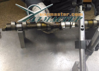 проверяем на биение валы распределительные ЗМЗ-409