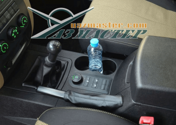 Центральная консоль с «шайбой» управления раздаткой и угловатым 2-этажным бардачком полностью новая.